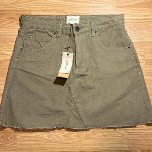 NWT WHITE CROW SZ SMALL TAN